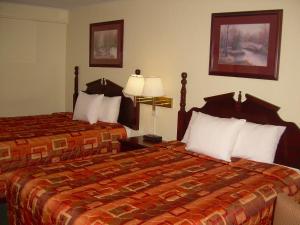 北普拉特83 motel的酒店客房设有两张床和两盏灯。