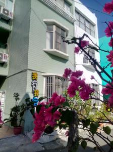 恒春古城我行我宿的前面有粉红色花的房子