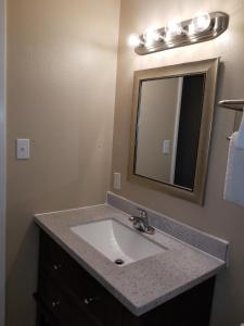南太浩湖比佛利旅馆的一间带水槽和镜子的浴室