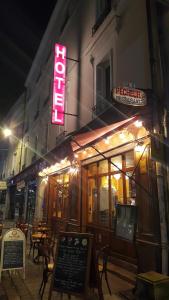 图尔Chez Jacqueline的大楼一侧有 ⁇ 虹灯标志的餐厅