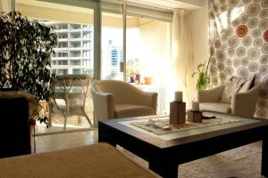 埃斯特角城Apartamento en Punta del Este Playa Mansa的客厅配有沙发和桌子