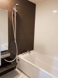 饭山市Chill Madarao的浴室配有白色浴缸和淋浴。