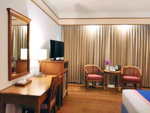素叻钻石广场酒店的酒店客房配有一张床和一张带电脑的书桌