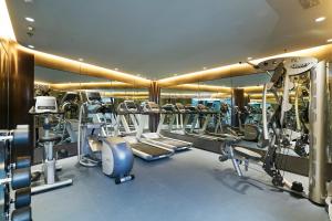 香港旭逸酒店 (荃湾)的健身房设有数台跑步机和镜子