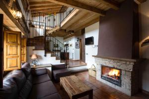 蓬托内斯Casas Rurales El Nacimiento的带沙发和壁炉的客厅