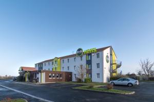 DéolsB&B HOTEL CHATEAUROUX Déols的停车场内有停车位的酒店