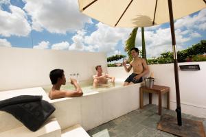 金边红毛丹酒店 - 金边的三个男人坐在浴缸里