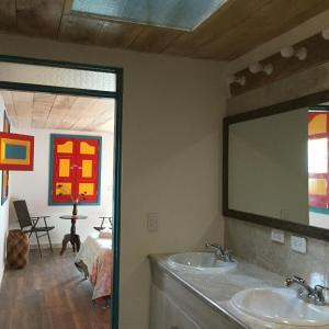 萨兰托Casa Pachamama的浴室设有2个水槽和镜子
