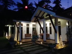 尼甘布小夜别墅 的夜晚在房子前面的圣诞树