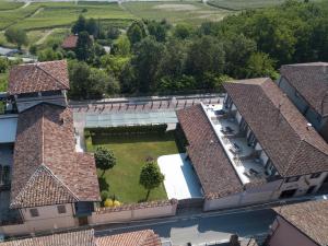 拉莫拉罗切科斯塔马尼亚艺术套房的享有带庭院的建筑的空中景致