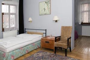 卡缅纳古拉Hotel Karkonosze的一间卧室配有一张床、一张桌子和一把椅子