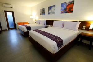 婆罗浮屠婆罗浮屠商羯罗酒店的一间位于酒店客房内的带两张床的卧室