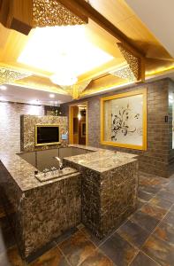 台北探索汽车旅馆-延平馆的大型浴室设有大型大理石台面