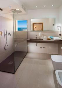 卡托利卡帕克酒店的带淋浴、盥洗盆和卫生间的浴室