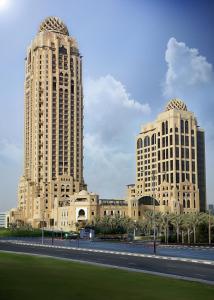 迪拜阿加恩罗塔纳酒店 - 迪拜媒体城的两座高楼,前面有一条路