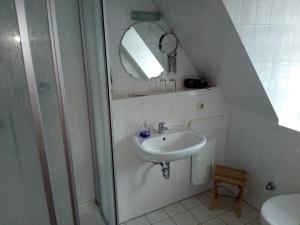威斯德拉夫Landhotel Keils Gut的白色的浴室设有水槽和淋浴。