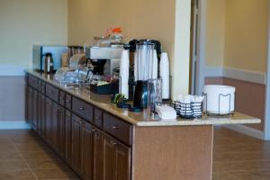 帕勒斯坦Express Inn & Suites的厨房配有带咖啡壶的吧台