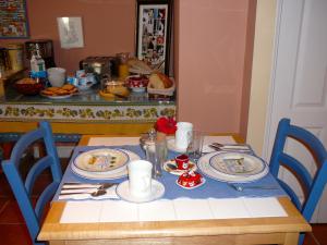 魁北克市拉贝登戴恩住宿加早餐酒店的上面有盘子的桌子