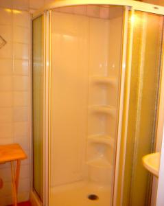 魁北克市拉贝登戴恩住宿加早餐酒店的浴室里设有空架淋浴