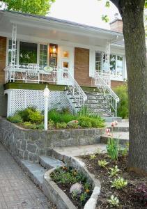 魁北克市拉贝登戴恩住宿加早餐酒店的前面有白色门廊和楼梯的房子