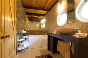 新普利茅斯蒂沃利寄宿家庭酒店的带浴缸、水槽和浴缸的浴室
