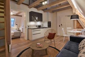 格尔利茨VIA`s Appartements und Ferienwohnungen的客厅配有沙发和桌子