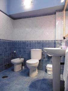 里瓦德奥Casa Benito的一间带卫生间和水槽的浴室