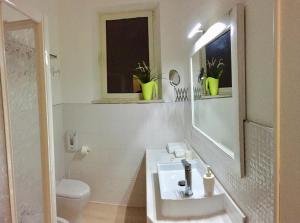 博尔塞纳casa Tolinda 2的白色的浴室设有水槽和卫生间。