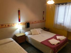 圣贝尔纳多Hotel Resi San Bernardo的一间酒店客房,设有两张床和电视