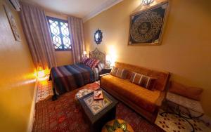 梅克内斯阿蒂卡梅克酒店的带沙发和床的客厅以及窗户。