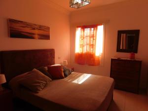 阿布里斯Sol de Tenerife的一间卧室设有一张床和一个窗口