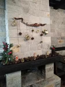 巴奇科伏Complex Magic of the Rhodopes的石墙上的壁炉,配有圣诞装饰