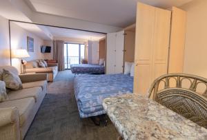 大洋城Boardwalk One by Capital Vacations的酒店客房,配有床和沙发