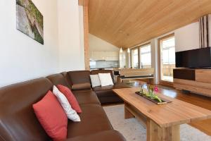 苏尔茨贝格Ferienhof Feurle的客厅配有棕色的沙发和木桌