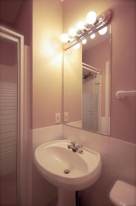 魁北克市米歇尔多瓦永旅馆的一间带水槽和镜子的浴室