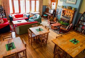 格雷默斯诺亚方舟背包客的客厅配有家具和桌子。