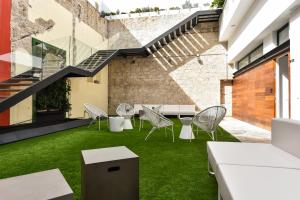 大加那利岛拉斯帕尔马斯OFF TRIANA的内部庭院拥有绿草和桌椅