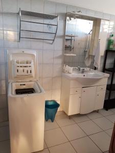 拜马欧chez jojo的白色的厨房设有水槽和炉灶。