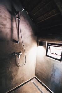 圣贝纳迪诺Tava Cerro的带淋浴的浴室,带窗户
