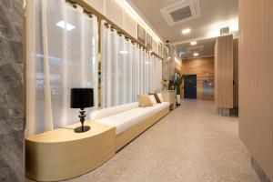釜山Browndot Business Seomyeon的客厅在窗户前配有白色沙发