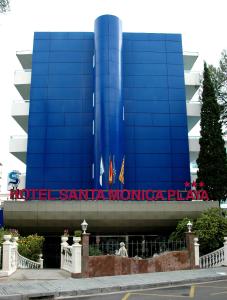 萨洛圣莫妮卡海滩酒店的蓝色建筑,设有圣达莫尼卡广场