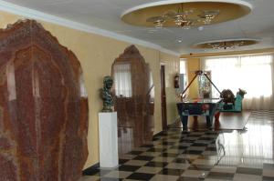 萨洛圣莫妮卡海滩酒店的客厅配有钢琴和 ⁇ 板地板