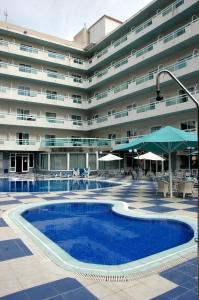 萨洛圣莫妮卡海滩酒店的大型公寓大楼,设有大型游泳池