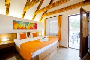 米库洛夫(Ne)vinná kavárna的一间卧室配有一张带橙色床单的大床