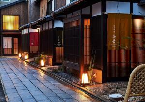 京都伊纳里阿娴度假屋的街道边有灯的建筑物