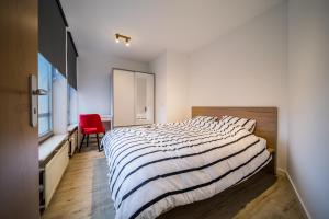 卢森堡21 Allée Scheffer的一间卧室配有一张大床和一张红色椅子