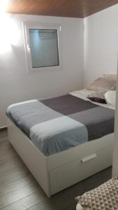 卡萨诺德莱穆尔杰Almasol的白色客房的一张床位,设有窗户