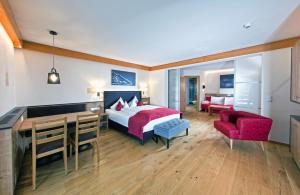奥伯林塔尔的里德图因霍夫酒店的配有一张床和一张书桌的酒店客房