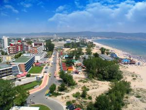 阳光海滩Hotel Pomorie Sun的一座拥有海滩和海洋的城市