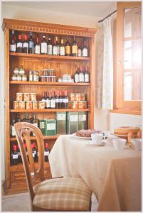 圣温琴佐RTA Costa Etrusca的一间设有一张桌子和一盘香料的用餐室